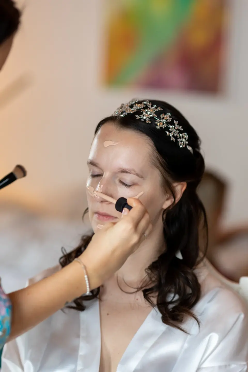 Bruden får lagt makeup i timerne før vielsen
