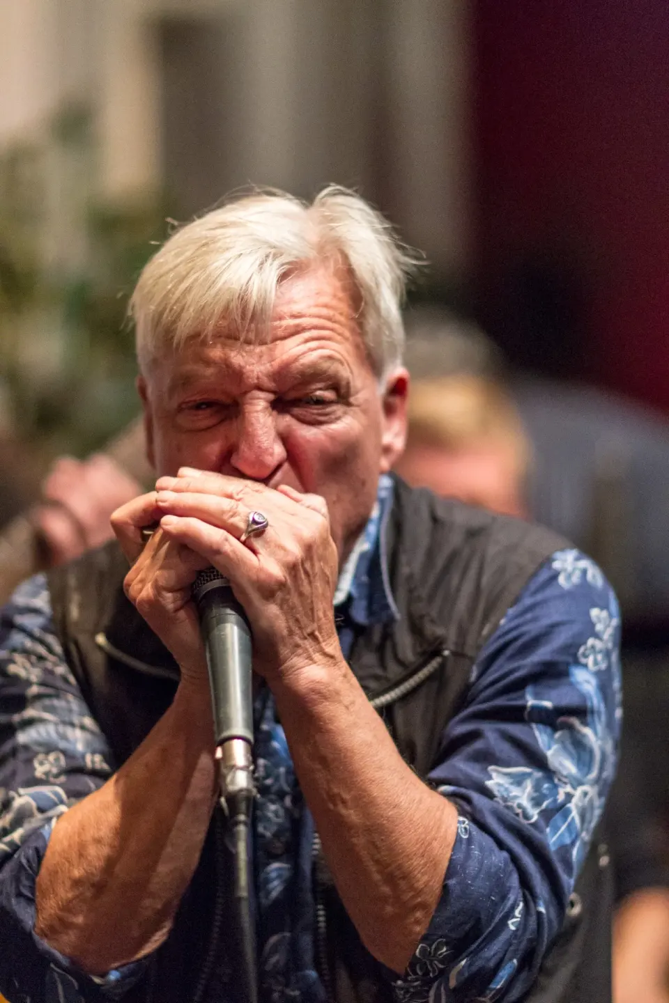 Musiker spiller mundharmonika i varmt sidelys
